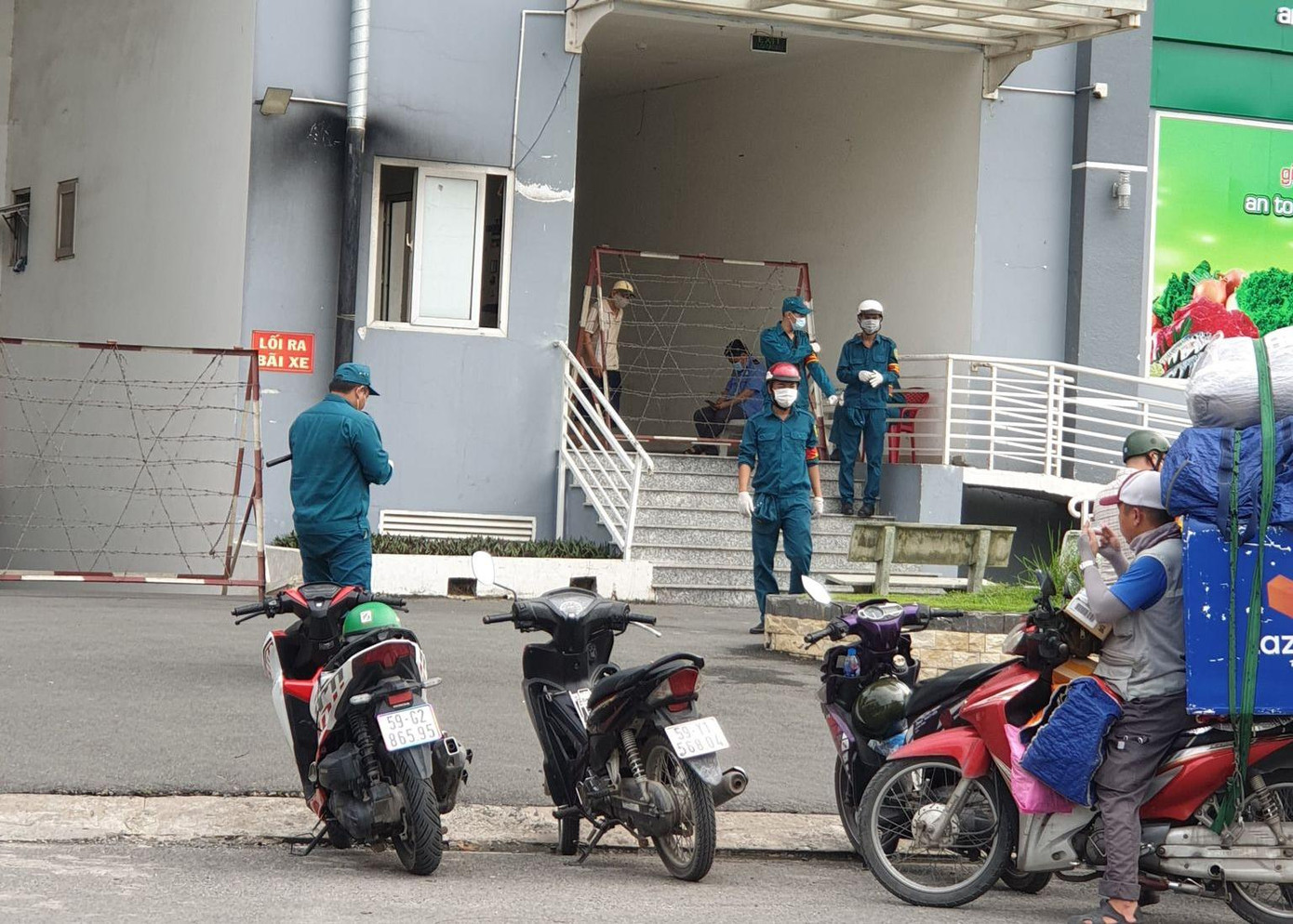 Trong khi đó, chung cư Moscow Tower, phường Tân Thới Nhất, quận 12, cũng đang bị phong tỏa block A c do có ca nghi nhiễm liên quan đến Hội thánh truyền giáo Phục Hưng. Hàng trăm hộ dân được cách ly tạm thời để tiến hành lấy mẫu xét nghiệm, truy vết.