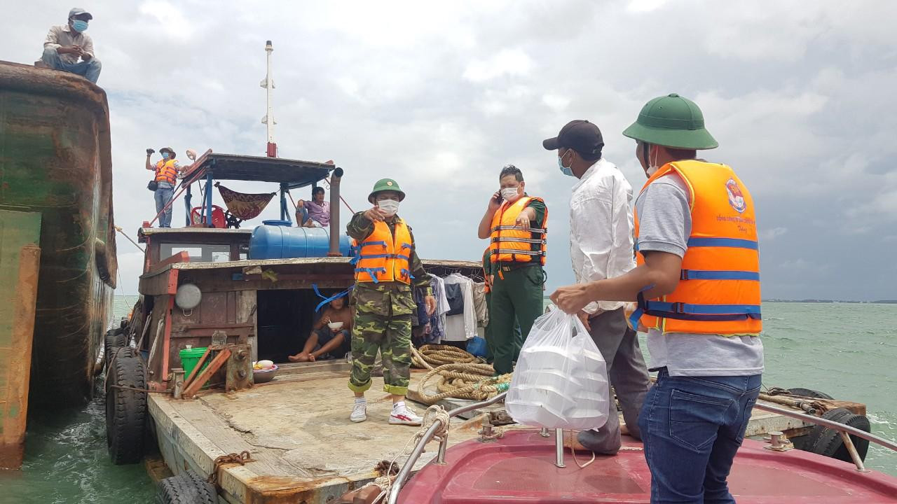 Lực lượng chức năng có mặt cứu hộ.