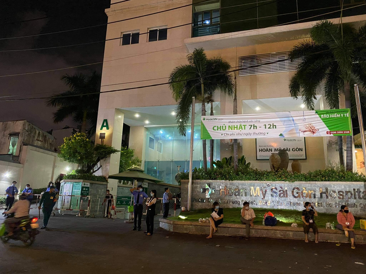 Nhiều người thân bệnh nhân không thể vào trong vì bệnh viện đã phong tỏa.