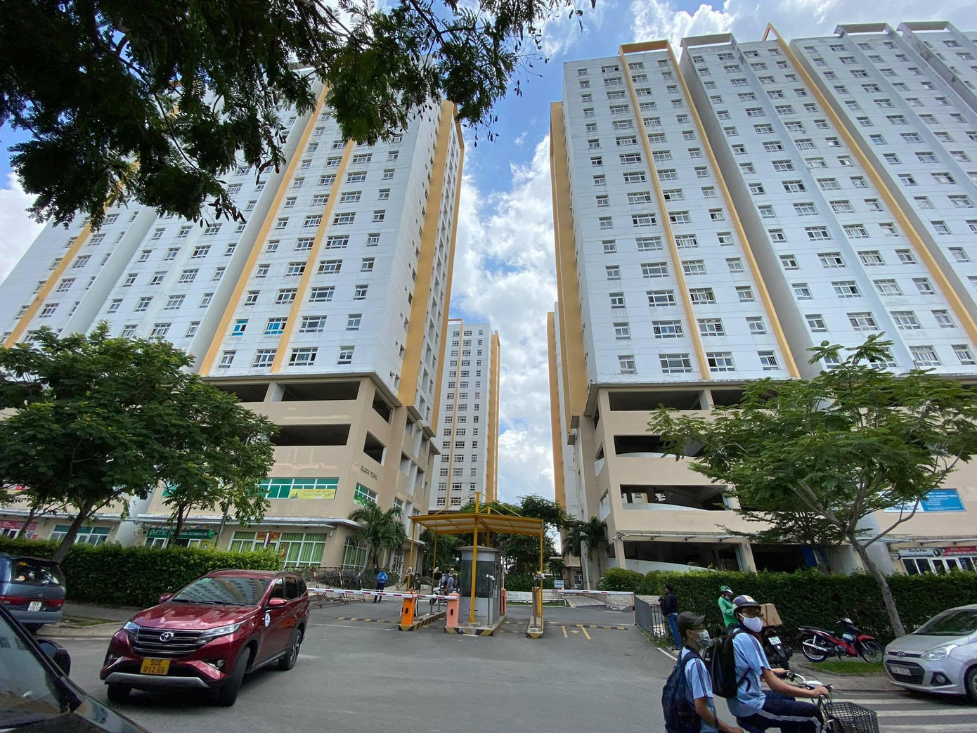 Chung cư Sunview Town bị phong toả và lấy mẫu xét nghiệm 6000 người sinh sống tại đây. Ảnh: Ngô Bình