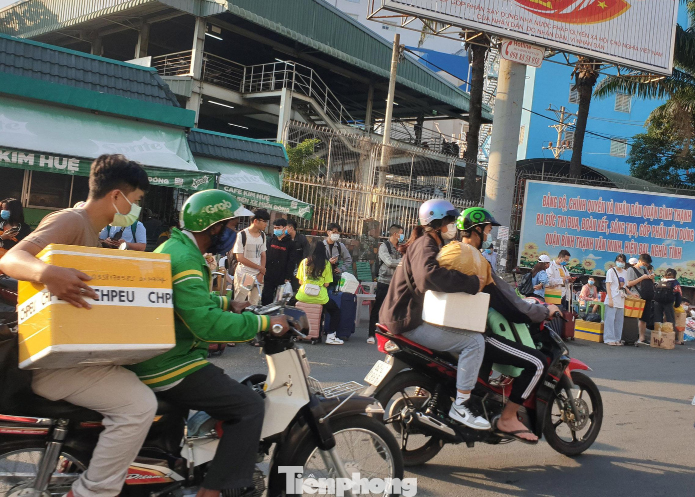 Người dân từ các tỉnh thành đến TPHCM mang theo nhiều đồ đạc di chuyển rất khó khăn.