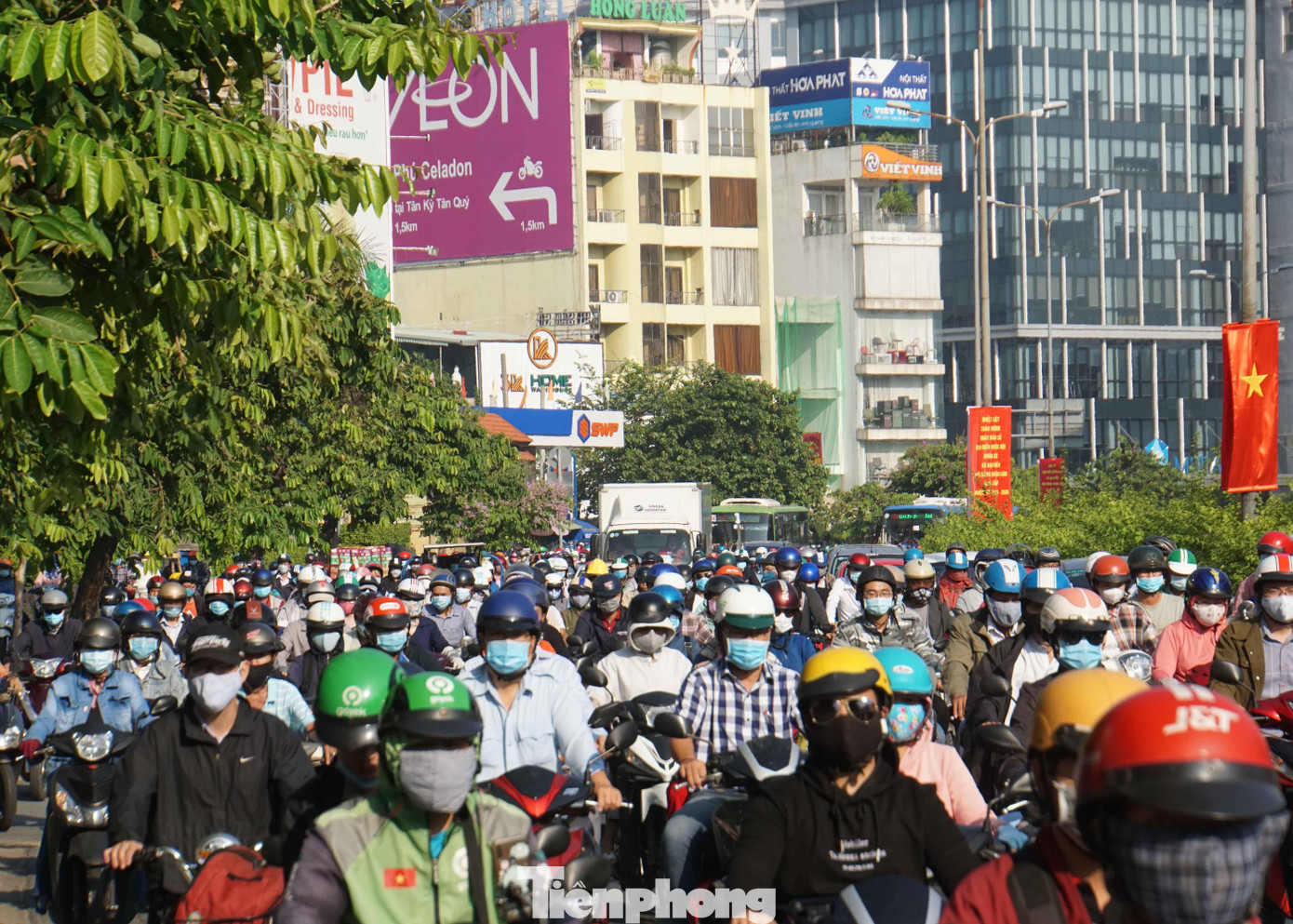 Tình trạng ùn tắc nghiêm trọng xảy ra trong giờ cao điểm buổi sáng.