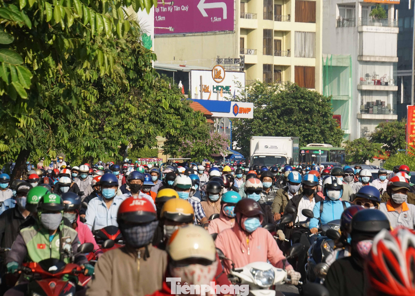 Trong đó, tuyến cửa ngõ phía Tây Bắc TPHCM xảy ra ùn tắc nghiêm trọng nhất khi dòng người xếp hàng dài chen chúc nhau di chuyển hết sức khó khăn.