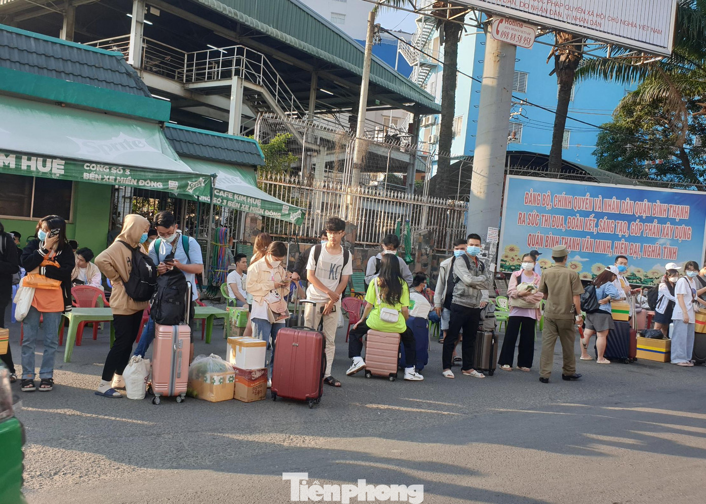 Từ sáng sớm, dòng người rời bến xe đứng kín hai bên đường để đón taxi, xe buýt về nhà.