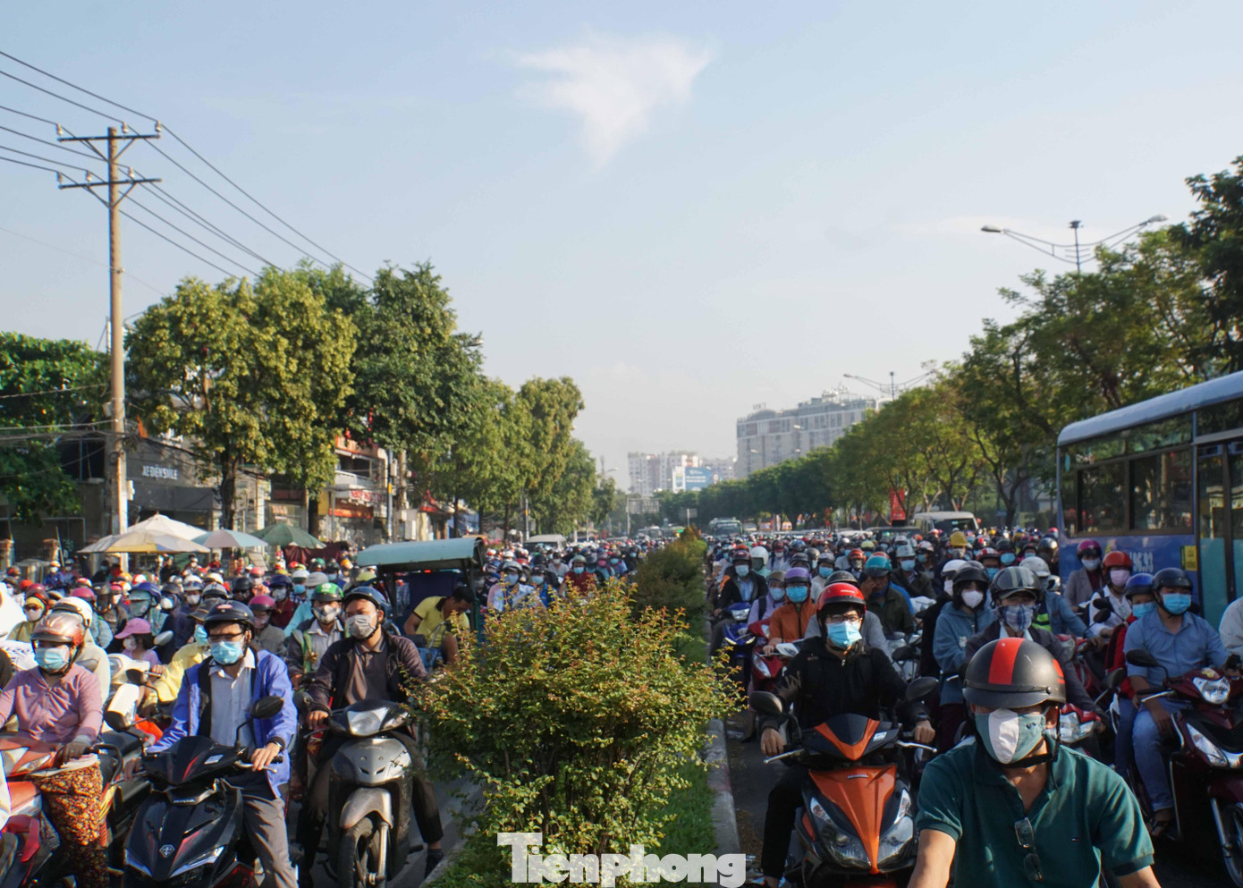 Lưu lượng phương tiện đổ về cửa ngõ TPHCM quá lớn khiến nhiều tuyến đường xảy ra tình trạng ùn tắc nghiêm trọng.