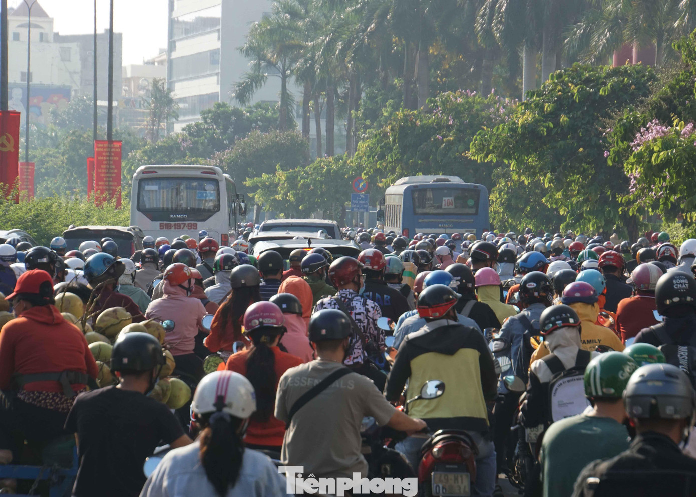 Kẹt xe kéo dài từ đường Trường Chinh, qua Cộng Hòa đến vòng xoay Lăng Cha Cả (quận Tân Bình).
