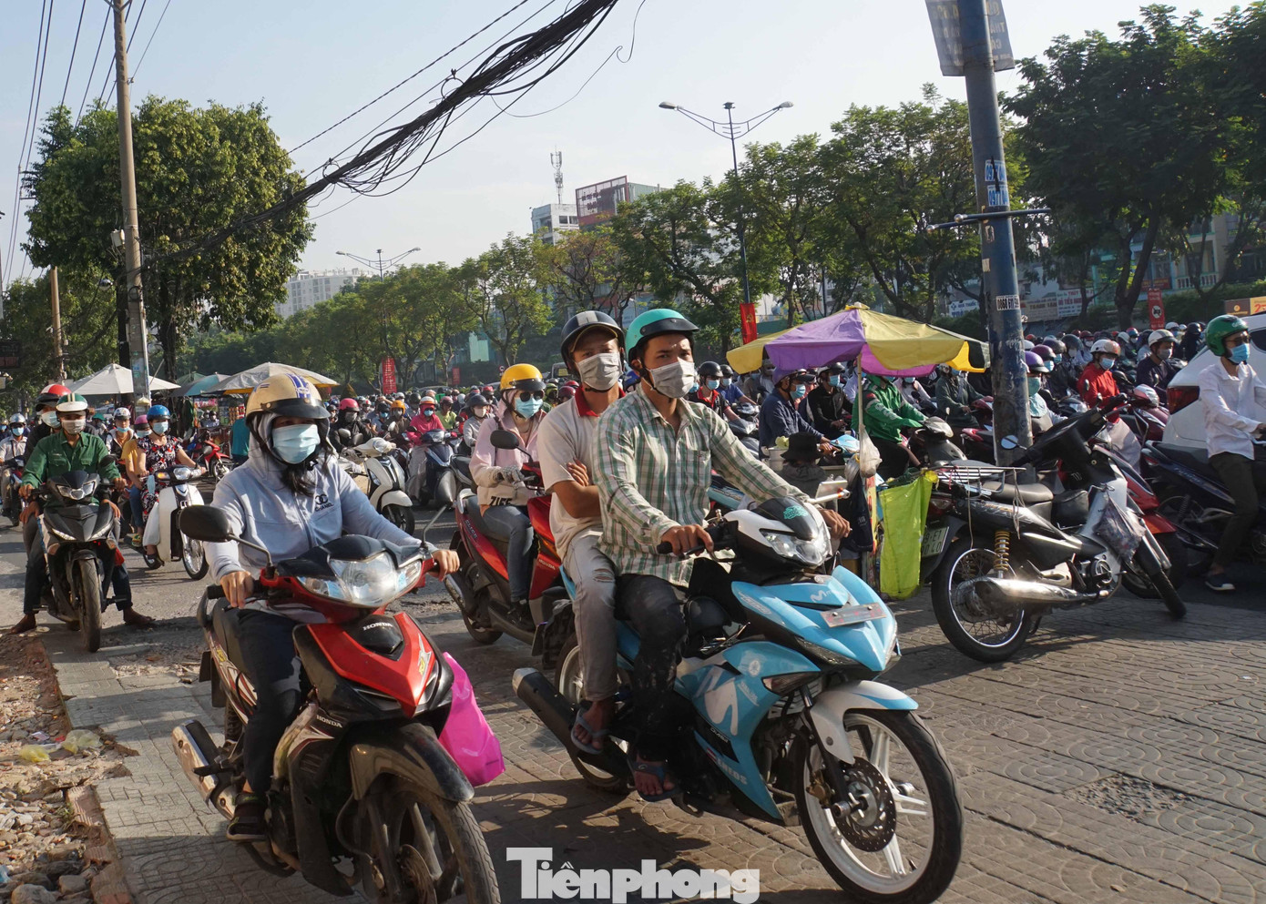 Kẹt xe kéo dài khiến nhiều người phải leo lên vỉa hè để lưu thông thoát khỏi kẹt xe khiến giao thông hỗn loạn.