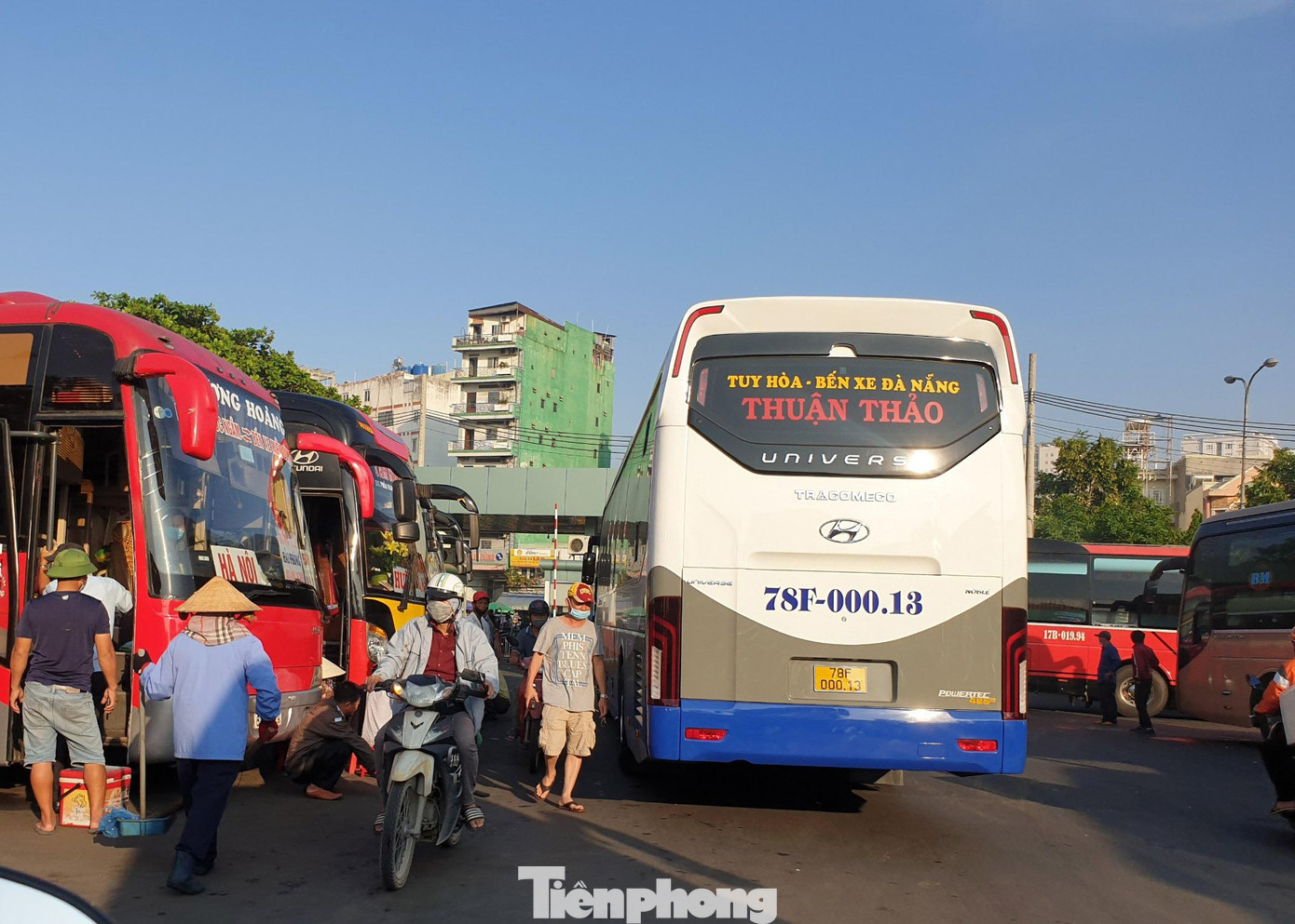 Trong khi đó, bến xe Miền Đông (quận Bình Thạnh) cũng đông nghẹt xe khách ra vào để chở khách từ các tỉnh đến TPHCM.
