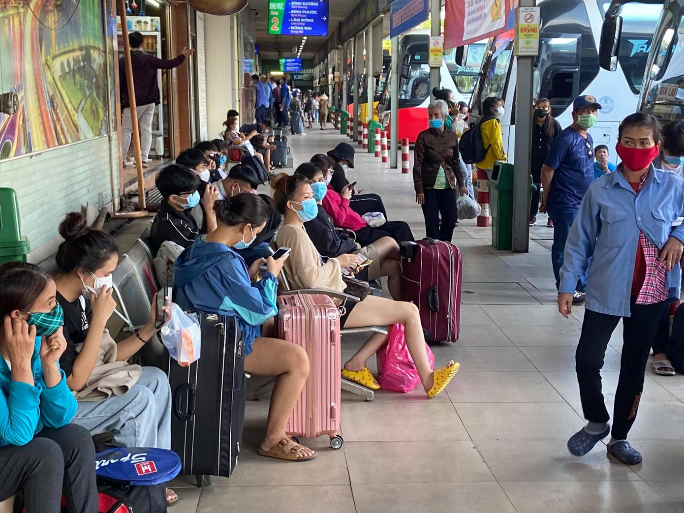 Các khu vực từ phòng chờ mua vé, khu vực chờ lên xe luôn có nhiều người. Các khu vực từ phòng chờ mua vé, khu vực chờ lên xe luôn có nhiều người.