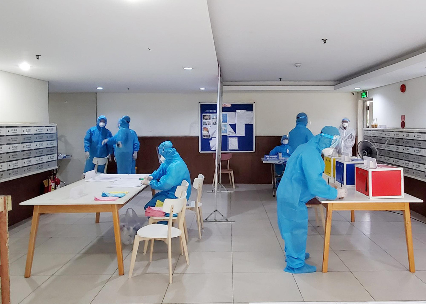 Công tác bầu cử tại đây cũng được thực hiện theo từng tầng riêng biệt, sau khi cử tri mỗi tầng bỏ phiếu bầu cử xong, nhân viên y tế sẽ tiến hành phun khử khuẩn trước khi cho cư dân tầng khác xuống bỏ phiếu. Công tác bầu cử tại đây cũng được thực hiện theo từng tầng riêng biệt, sau khi cử tri mỗi tầng bỏ phiếu bầu cử xong, nhân viên y tế sẽ tiến hành phun khử khuẩn trước khi cho cư dân tầng khác xuống bỏ phiếu.