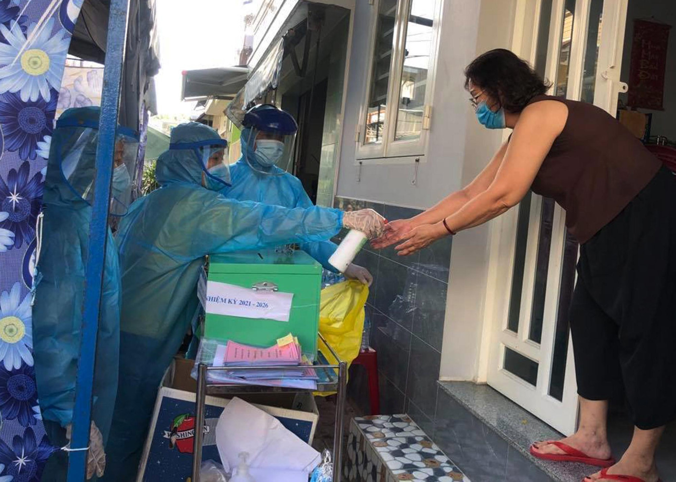 "Tổ này khác với những tổ khác ở chỗ là sẽ có 3 người trong tổ mặc quần áo phòng dịch, đem thùng phiếu lưu động đến từng hộ. Trước đó, chúng tôi sẽ phát mỗi hộ găng tay, bút và thước. Sau khi cử tri đã chọn được người thì sẽ bỏ vào thùng phiếu" - bà Hợp cho biết. "Tổ này khác với những tổ khác ở chỗ là sẽ có 3 người trong tổ mặc quần áo phòng dịch, đem thùng phiếu lưu động đến từng hộ. Trước đó, chúng tôi sẽ phát mỗi hộ găng tay, bút và thước. Sau khi cử tri đã chọn được người thì sẽ bỏ vào thùng phiếu" - bà Hợp cho biết.