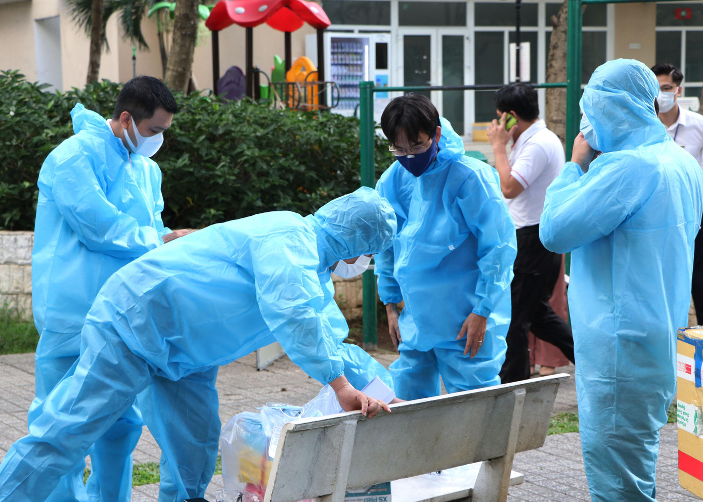 Các thành viên tổ bầu cử được trang bị đồ bảo hộ, nước sát khuẩn để vào bên trong tòa nhà đang cách ly nhằm hỗ trợ cử tri bỏ phiếu bầu cử. Các thành viên tổ bầu cử được trang bị đồ bảo hộ, nước sát khuẩn để vào bên trong tòa nhà đang cách ly nhằm hỗ trợ cử tri bỏ phiếu bầu cử.