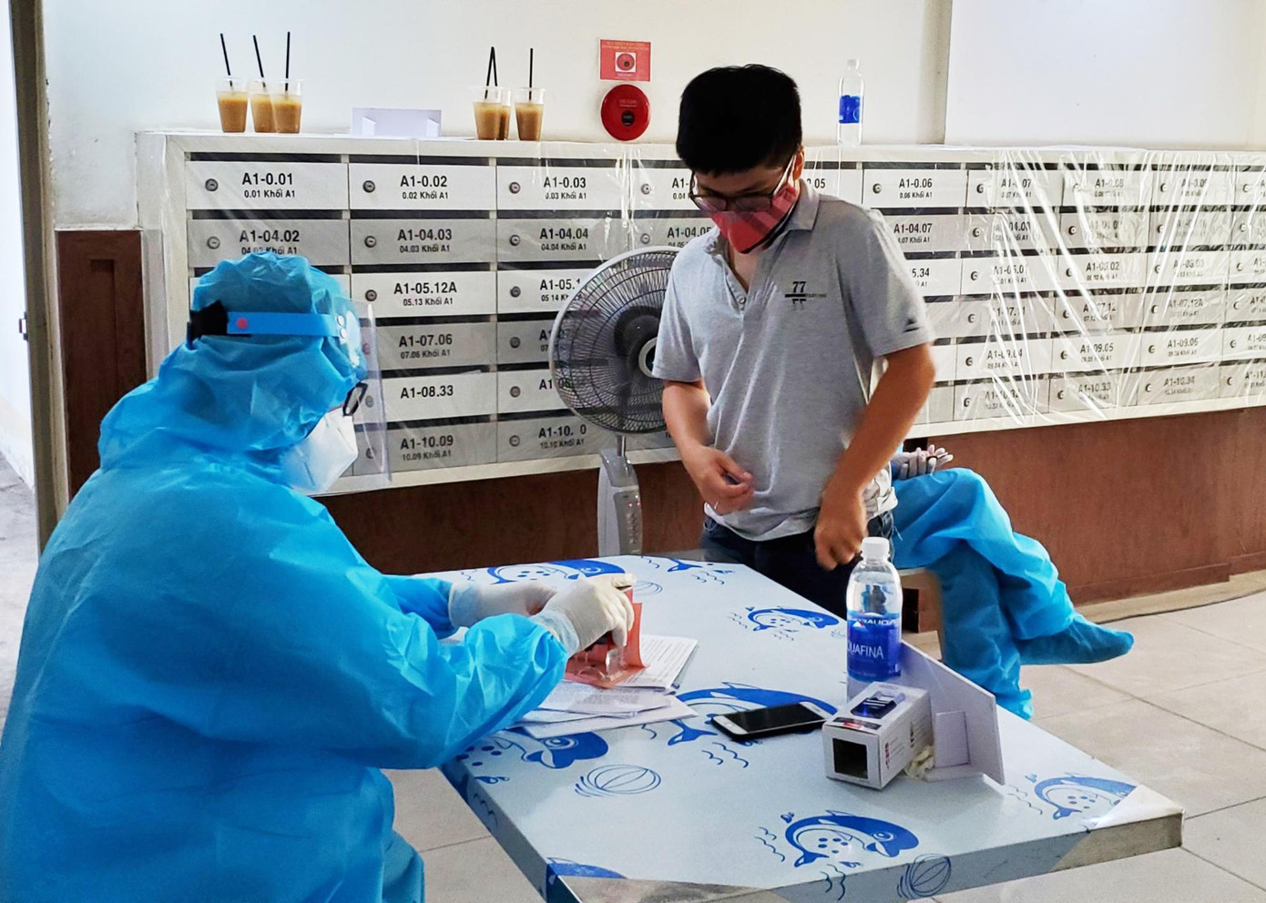 Riêng tầng 18, nơi bệnh nhân COVID-19 lưu trú trước khi đưa đi điều trị, tổ bầu cử sẽ mang thùng phiếu lên từng căn hộ để cử tri bỏ phiếu. Mỗi căn hộ sẽ sử dụng bút, thước, găng tay riêng khi thực hiện bầu cử. Riêng tầng 18, nơi bệnh nhân COVID-19 lưu trú trước khi đưa đi điều trị, tổ bầu cử sẽ mang thùng phiếu lên từng căn hộ để cử tri bỏ phiếu. Mỗi căn hộ sẽ sử dụng bút, thước, găng tay riêng khi thực hiện bầu cử.