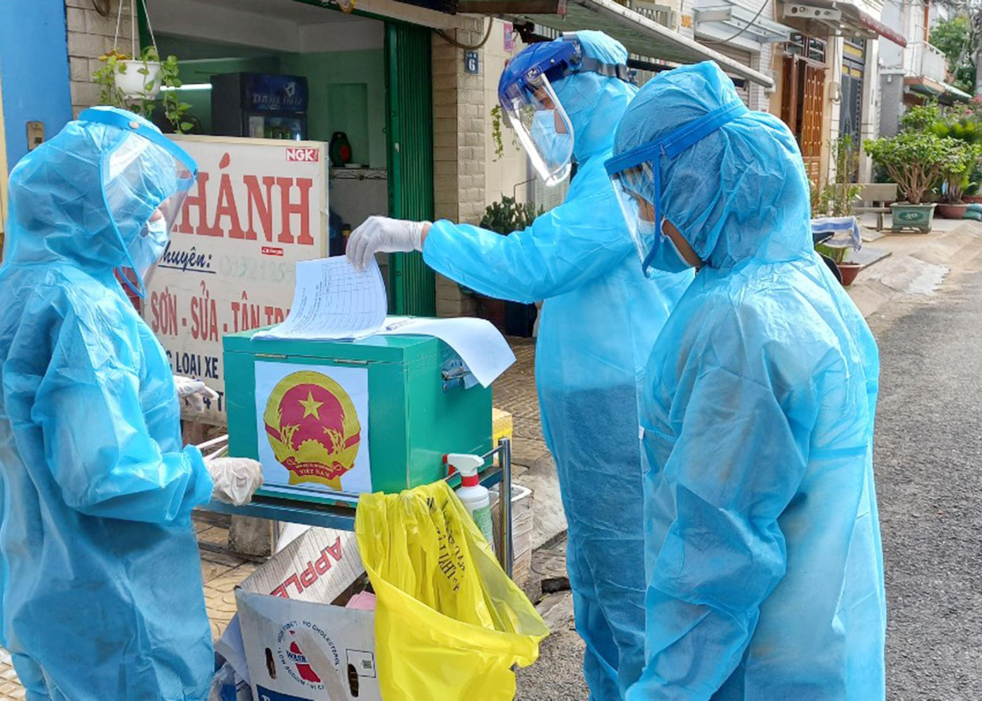 Bà Trang Thị Hoà Hợp - Phó Chủ tịch phường An Lạc A, quận Bình Tân, TPHCM cho biết, trong tối 22/5, phường đã thành lập tổ bầu cử ngay trong khu cách ly. Bà Trang Thị Hoà Hợp - Phó Chủ tịch phường An Lạc A, quận Bình Tân, TPHCM cho biết, trong tối 22/5, phường đã thành lập tổ bầu cử ngay trong khu cách ly.