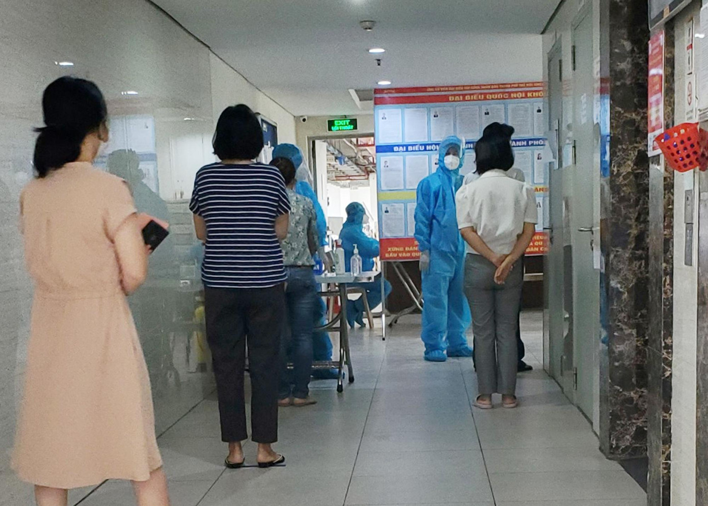 Quy tắc 5k được thực hiện nghiêm trong việc bỏ phiếu bầu cử ở khu cách ly. Quy tắc 5k được thực hiện nghiêm trong việc bỏ phiếu bầu cử ở khu cách ly.