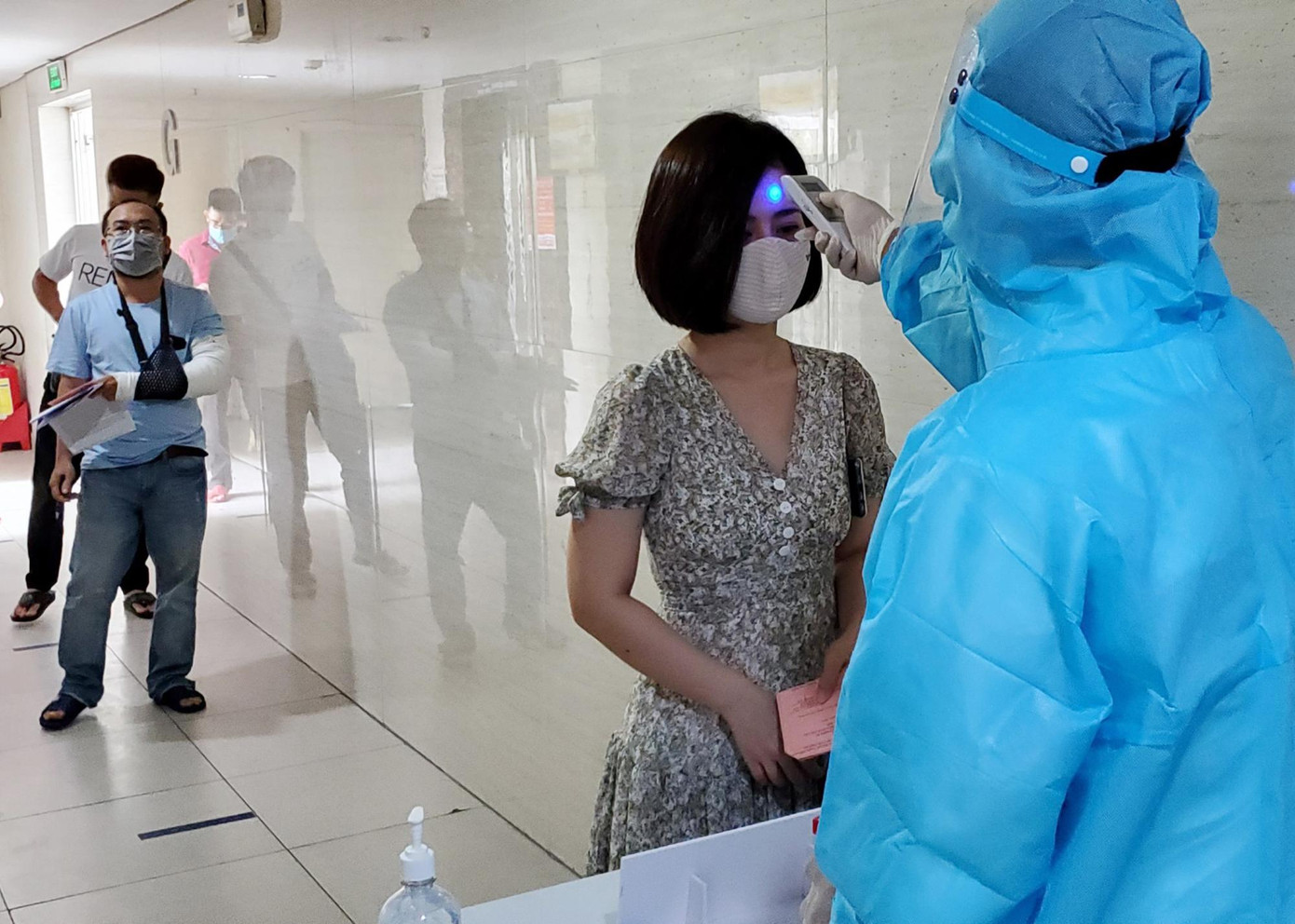 Công tác phòng chống dịch COVID-19 trong khu cách ly được thực hiện nghiêm ngặt khi cư dân đến để bỏ phiếu bầu. Nhân viên y tế thực hiện đo thân nhiệt, sát khuẩn tay, khai báo y tế trước khi cho cử tri vào bỏ phiếu. Công tác phòng chống dịch COVID-19 trong khu cách ly được thực hiện nghiêm ngặt khi cư dân đến để bỏ phiếu bầu. Nhân viên y tế thực hiện đo thân nhiệt, sát khuẩn tay, khai báo y tế trước khi cho cử tri vào bỏ phiếu.