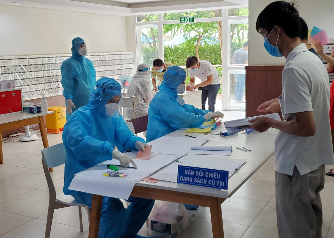 Ông Huỳnh Trọng Nghĩa, Phó Chủ tịch UBND phường Hiệp Bình Phước, TP Thủ Đức cho biết, tại tòa nhà đang cách ly, lực lượng chức năng bố trí hai cửa lên xuống tách biệt để cử tri đi bầu cử và trở về căn hộ của mình không gặp nhau trực tiếp. Khu vực cách ly có 771 cử tri. Ông Huỳnh Trọng Nghĩa, Phó Chủ tịch UBND phường Hiệp Bình Phước, TP Thủ Đức cho biết, tại tòa nhà đang cách ly, lực lượng chức năng bố trí hai cửa lên xuống tách biệt để cử tri đi bầu cử và trở về căn hộ của mình không gặp nhau trực tiếp. Khu vực cách ly có 771 cử tri.