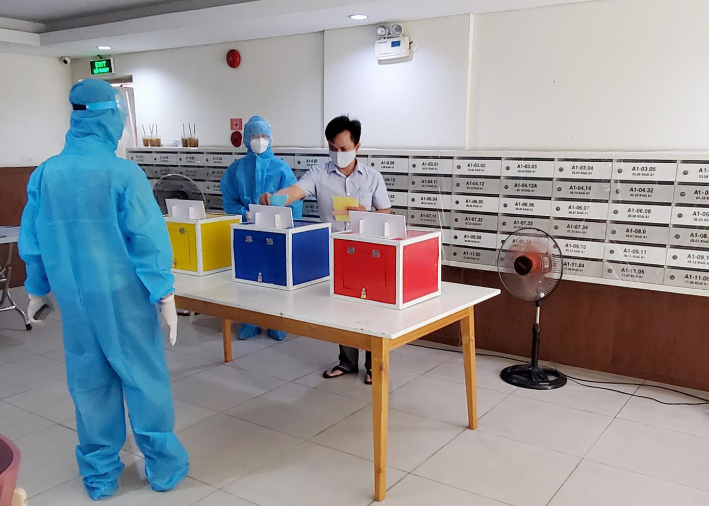 Ông Minh Phụng, cư dân đang sống tại Block A1 chung cư Sun View Town cho biết, dù trong điều kiện cách ly nhưng ông và gia đình vẫn được thực hiện nghĩa vụ công dân của mình. "Tôi tin chắc cuộc bầu cử lần này sẽ diễn ra thành công và thật đáng nhớ với toàn bộ cư dân nơi đây”, ông Phụng chia sẻ. Ông Minh Phụng, cư dân đang sống tại Block A1 chung cư Sun View Town cho biết, dù trong điều kiện cách ly nhưng ông và gia đình vẫn được thực hiện nghĩa vụ công dân của mình. "Tôi tin chắc cuộc bầu cử lần này sẽ diễn ra thành công và thật đáng nhớ với toàn bộ cư dân nơi đây”, ông Phụng chia sẻ.