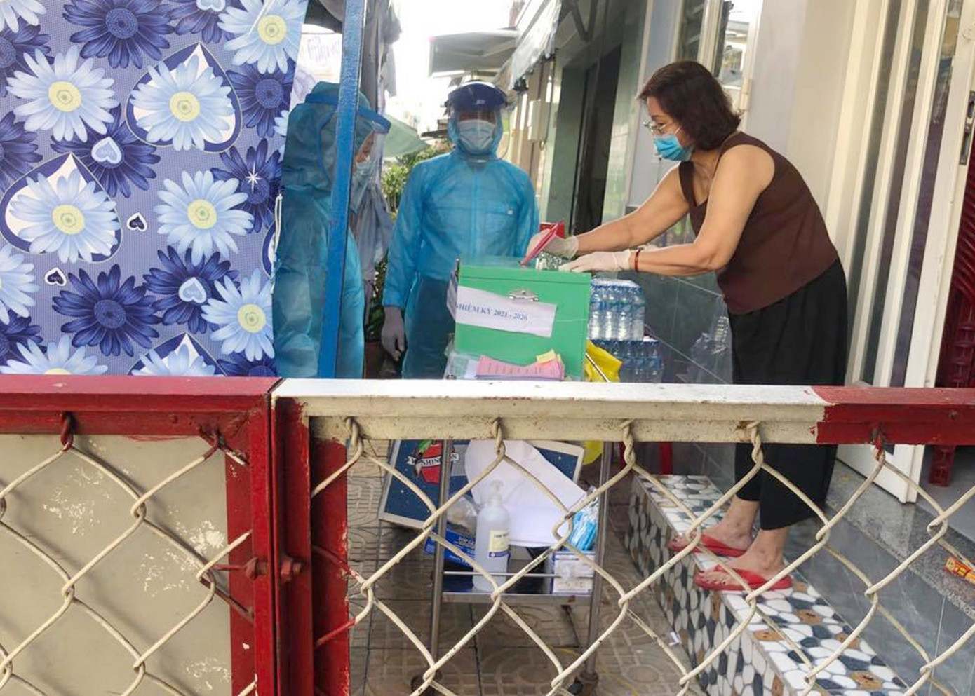 Con hẻm trên đường Đoàn Phú Tứ bị tạm phong toả từ ngày 20/5. Nơi đây có ca F1 là người có tiếp xúc với ca mắc COVID-19 là con của bệnh nhân 4780 bán bánh canh ở hẻm 287 Nguyễn Đình Chiểu, quận 3, TPHCM. Con hẻm trên đường Đoàn Phú Tứ bị tạm phong toả từ ngày 20/5. Nơi đây có ca F1 là người có tiếp xúc với ca mắc COVID-19 là con của bệnh nhân 4780 bán bánh canh ở hẻm 287 Nguyễn Đình Chiểu, quận 3, TPHCM.