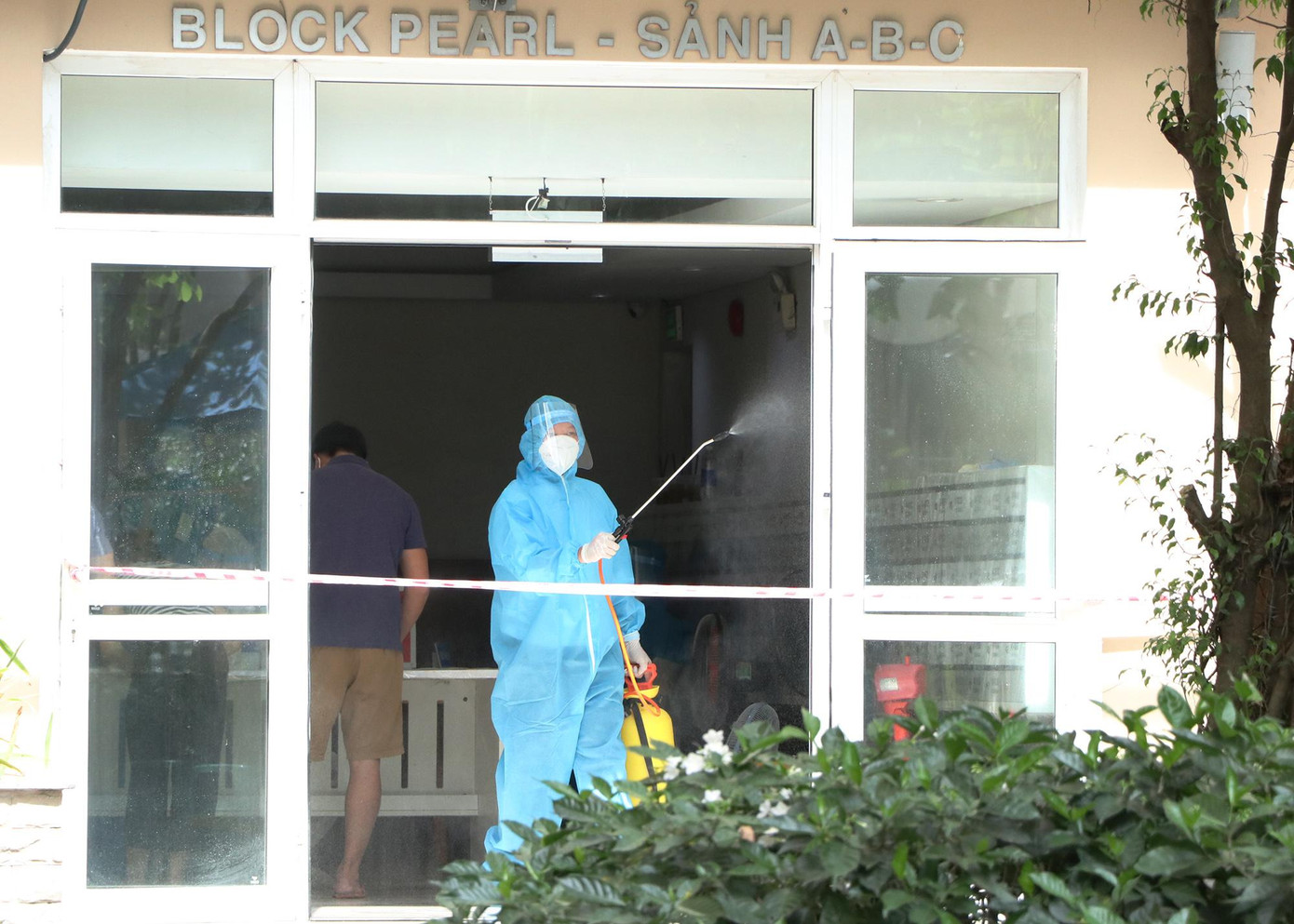 Sau mỗi đợt bỏ phiếu bầu cử của từng tầng, nhân viên y tế thực hiện phun khử khuẩn toàn bộ khu vực bầu cử. Sau mỗi đợt bỏ phiếu bầu cử của từng tầng, nhân viên y tế thực hiện phun khử khuẩn toàn bộ khu vực bầu cử.