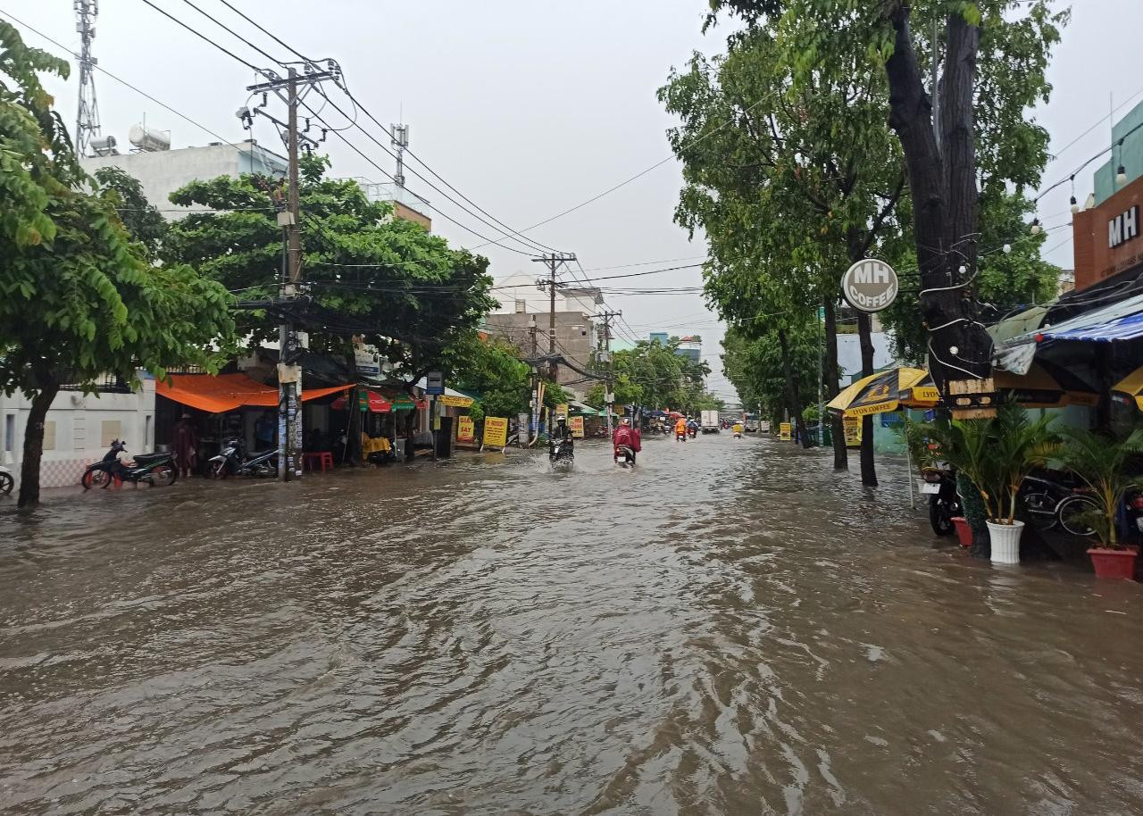 Đến 12h trưa, trời vẫn còn đổ mưa lớn ở nhiều nơi. Các tuyến đường vẫn đang bị ngập nặng. Đến 12h trưa, trời vẫn còn đổ mưa lớn ở nhiều nơi. Các tuyến đường vẫn đang bị ngập nặng.