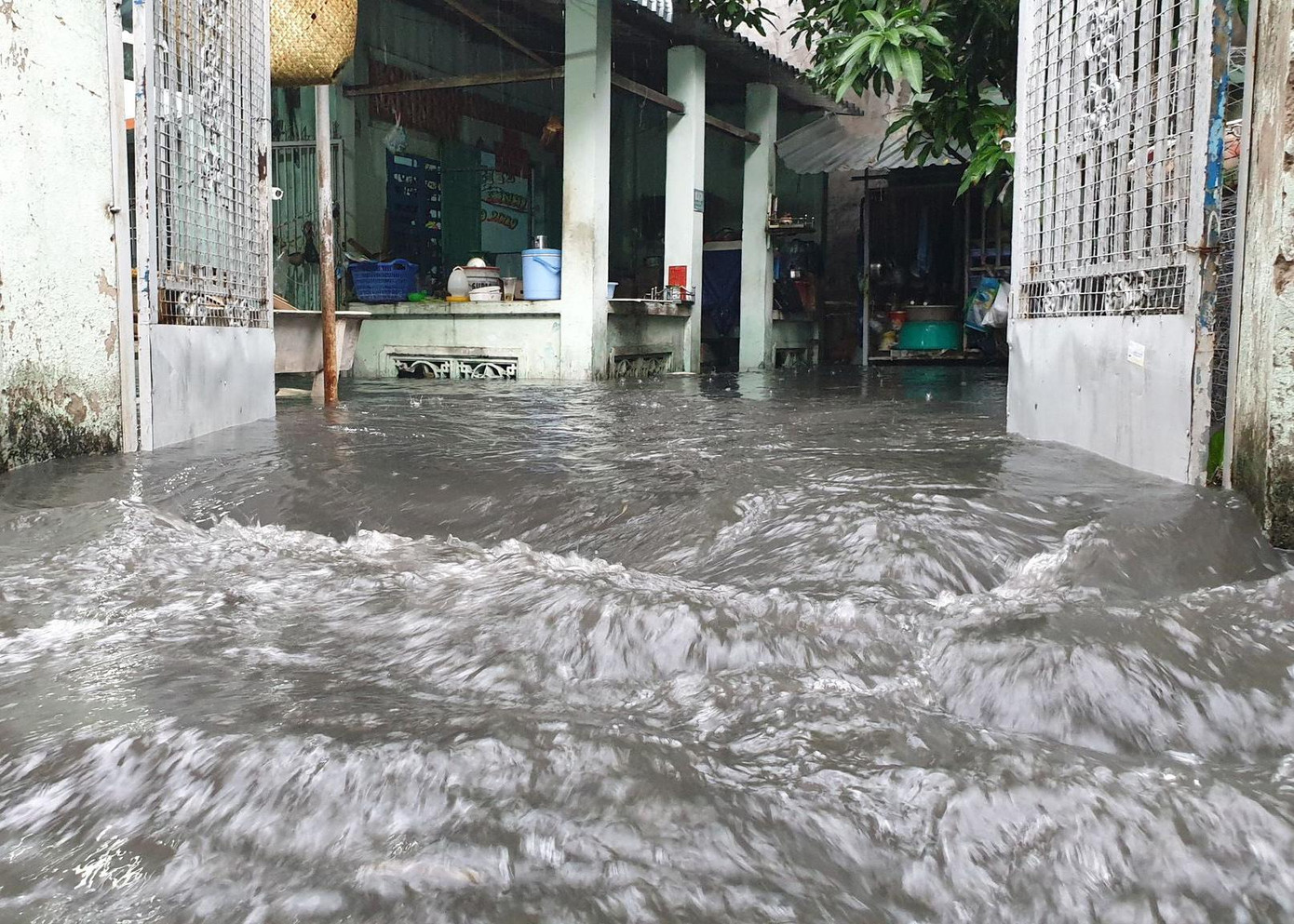 Trong khi đó, các con hẻm đổ ra đường Nguyễn Văn Quá, nước chảy cuồn cuộn gây nguy hiểm cho người dân, đặc biệt là trẻ nhỏ. Trong khi đó, các con hẻm đổ ra đường Nguyễn Văn Quá, nước chảy cuồn cuộn gây nguy hiểm cho người dân, đặc biệt là trẻ nhỏ.