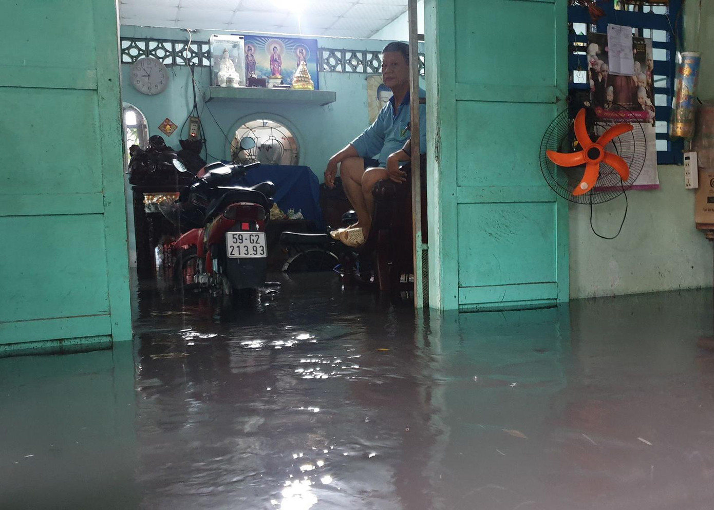 Nước tràn vào nhà dân ngập gần lú nửa bánh xe máy. Nước tràn vào nhà dân ngập gần lú nửa bánh xe máy.