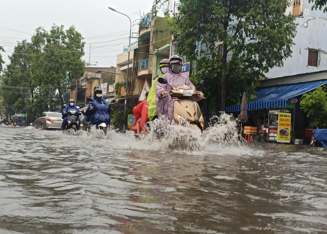 Cơn mưa kéo dài nhiều giờ cũng khiến nhiều tuyến đường ở khu vực phía Đông TPHCM ngập nặng. Cơn mưa kéo dài nhiều giờ cũng khiến nhiều tuyến đường ở khu vực phía Đông TPHCM ngập nặng.