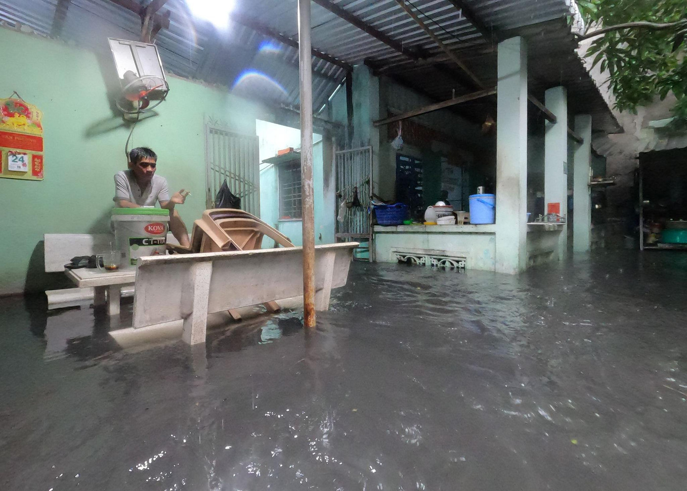 Mưa lớn khiến nước từ nhiều nơi đổ về khu dân cư trên đường Nguyễn Văn Quá, quận 12 gây ngập nặng. Mưa lớn khiến nước từ nhiều nơi đổ về khu dân cư trên đường Nguyễn Văn Quá, quận 12 gây ngập nặng.