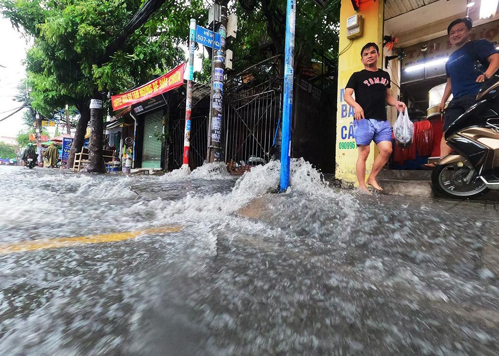 Các tuyến đường như Nguyễn Văn Quá, Song Hành, quận 12, gập rất nặng. Nước từ các con hẻm chảy ra đường như thác đổ gây nguy hiểm cho người dân. Các tuyến đường như Nguyễn Văn Quá, Song Hành, quận 12, gập rất nặng. Nước từ các con hẻm chảy ra đường như thác đổ gây nguy hiểm cho người dân.