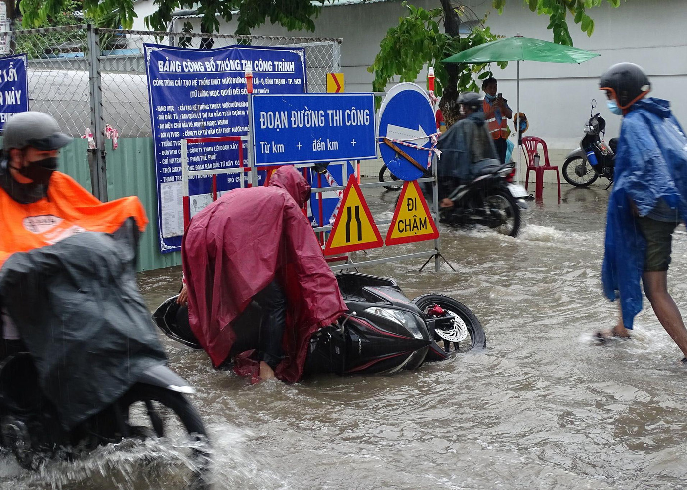 Các tuyến đường như Bình Lợi, Đinh Bộ Lĩnh, quận Bình Thạnh ngập sâu. Nước ngập gây cản trở giao thông khiến người dân gặp rất nhiều khó khăn. Các tuyến đường như Bình Lợi, Đinh Bộ Lĩnh, quận Bình Thạnh ngập sâu. Nước ngập gây cản trở giao thông khiến người dân gặp rất nhiều khó khăn.