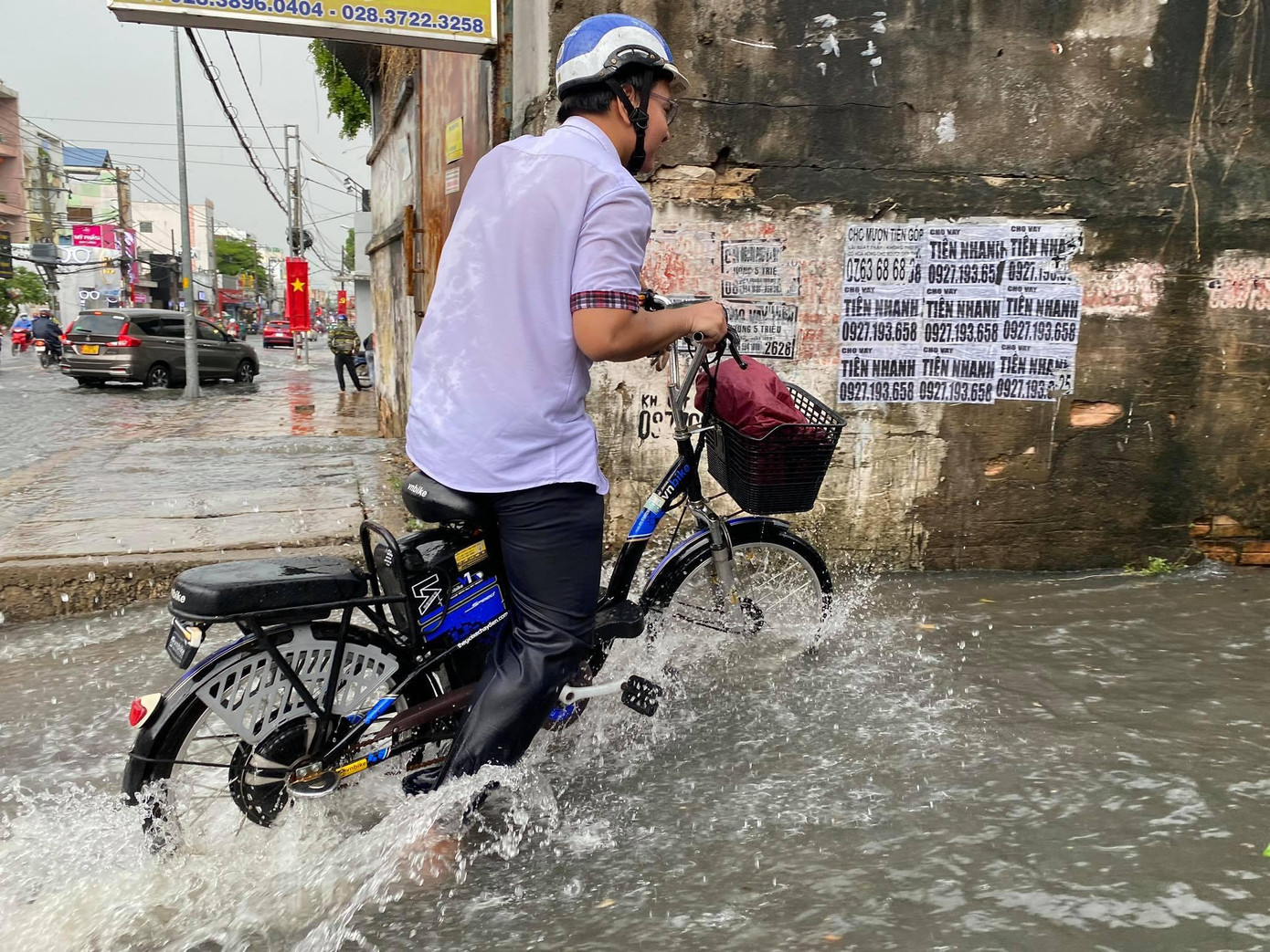 Nhiều khu vực ở TP Thủ Đức có hệ thống thoát nước kém khiến đường thành sông mỗi khi mưa lớn.