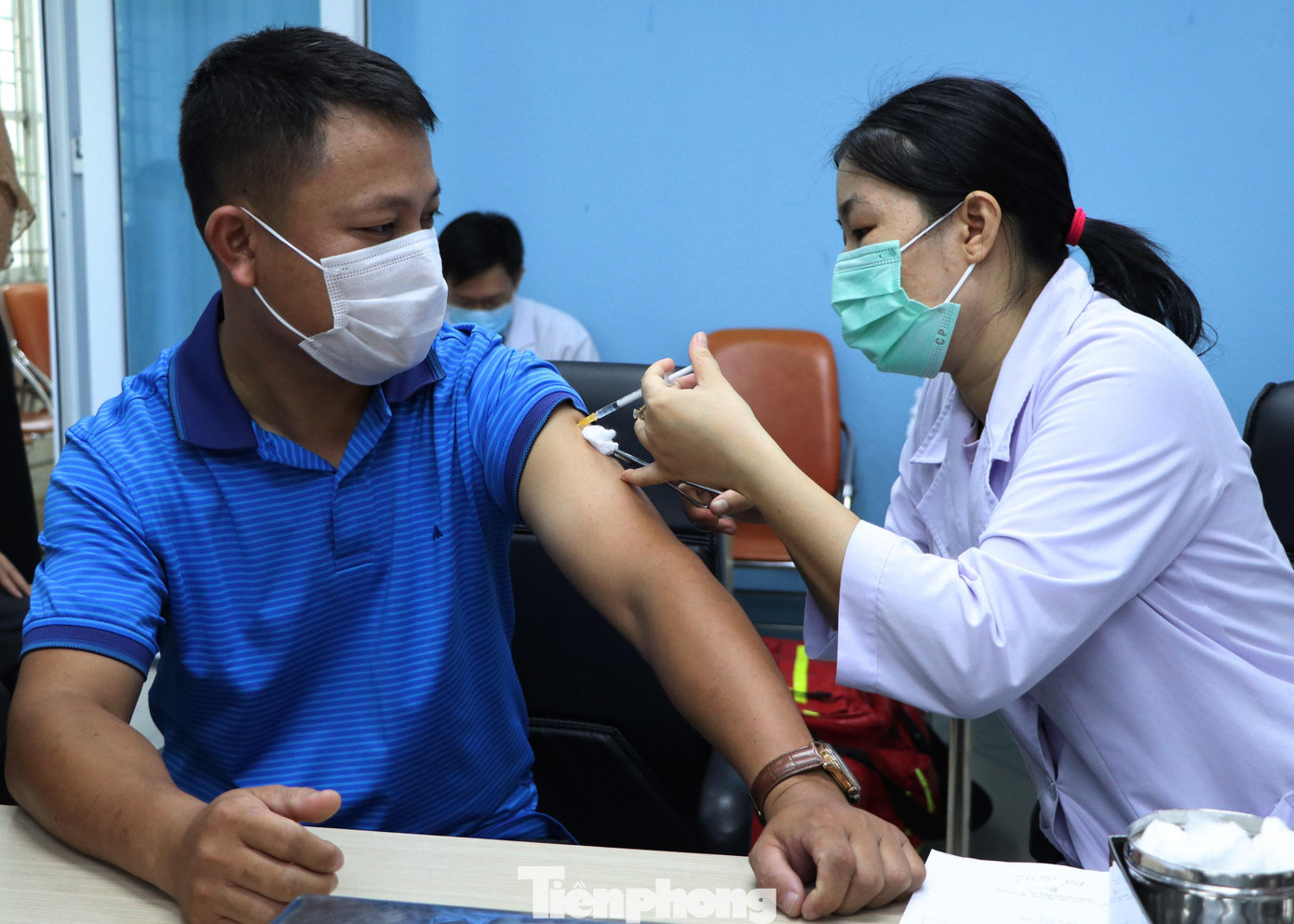 Việc được tiêm vắc xin COVID-19 giúp những phóng viên y tế được trang bị lớp 'áo giáp' sinh học để chống lại sự xâm nhập của virus SARS-CoV-2 khi thường xuyên phải đến những nơi có nguy cơ lây nhiễm cao.