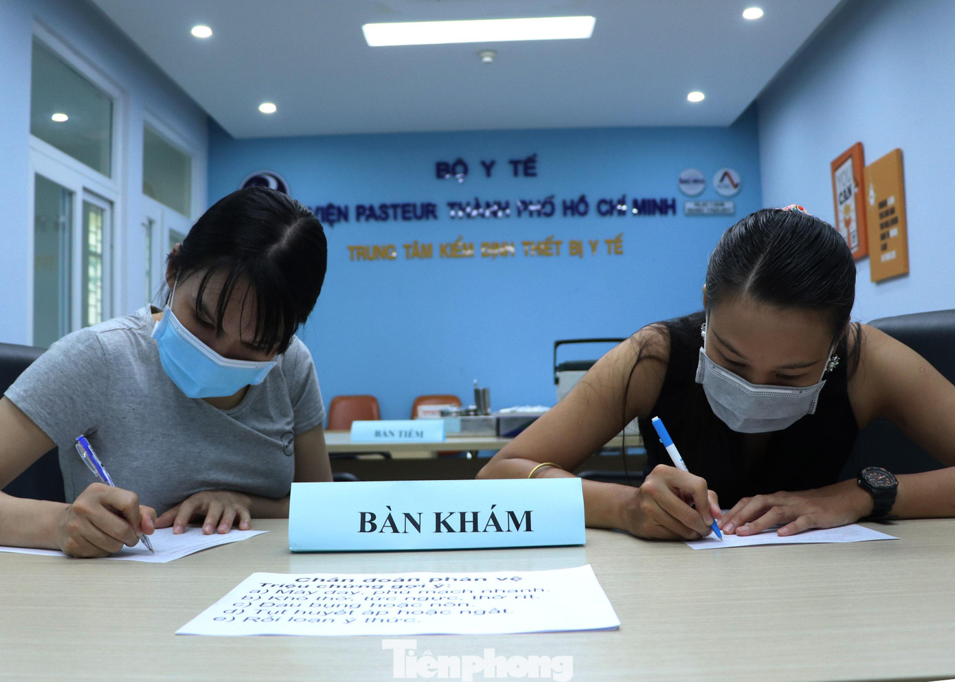 Đây là những phóng viên thường xuyên phải đến những nơi có nguy cơ lây nhiễm cao như khu vực phong tỏa, cách ly tập trung, khu cách ly điều trị bệnh nhân COVID-19, các cơ sở y tế, nơi có những ca mắc hoặc nghi mắc COVID-19.