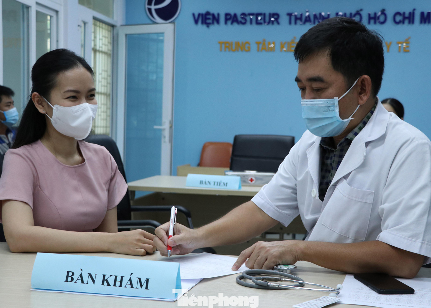 Các bác sĩ tư vấn kỹ về các triệu chứng thường gặp sau khi tiêm vắc xin cho phóng viên.