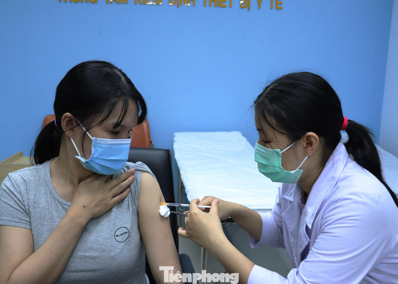 Trong đó, các phóng viên được xếp vào lực lượng tuyến đầu phòng chống dịch COVID-19.