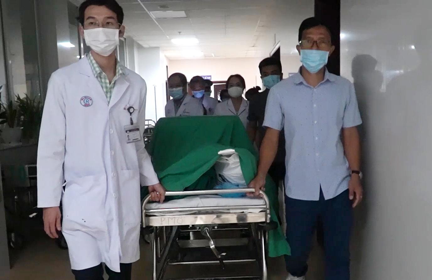 Trái tim được đưa ra xe để về TPHCM. Trái tim được đưa ra xe để về TPHCM.