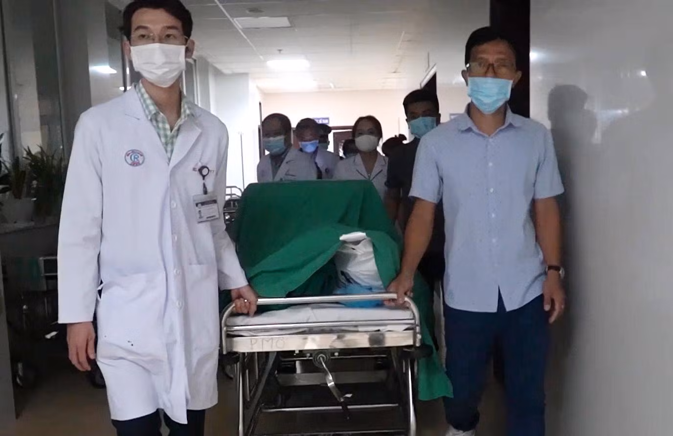 Trái tim được đưa ra xe để về TPHCM.