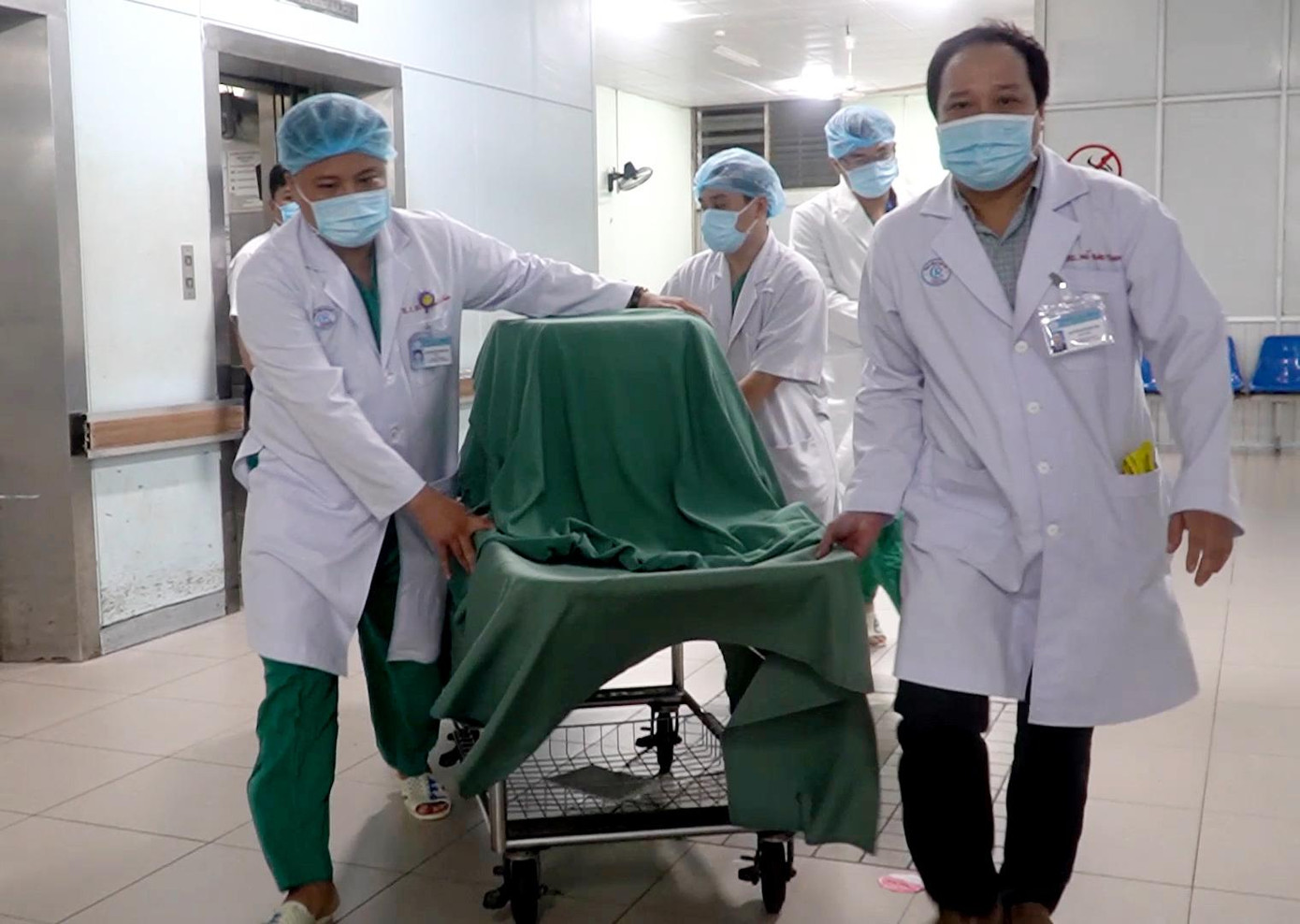 Các bác sĩ tại Bệnh viện Chợ Rẫy tiếp nhận tạng hiến để chuẩn bị ghép cho người nhận. Các bác sĩ tại Bệnh viện Chợ Rẫy tiếp nhận tạng hiến để chuẩn bị ghép cho người nhận.