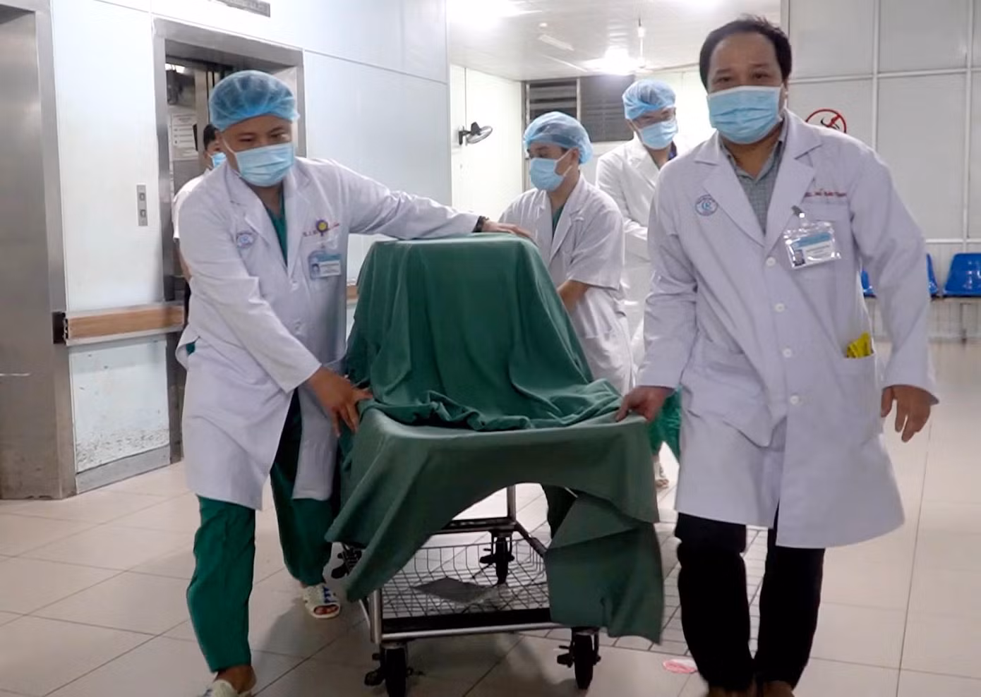Các bác sĩ tại Bệnh viện Chợ Rẫy tiếp nhận tạng hiến để chuẩn bị ghép cho người nhận.