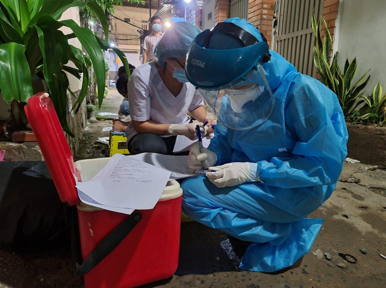 Nhân viên y tế xuyên đêm truy vết.