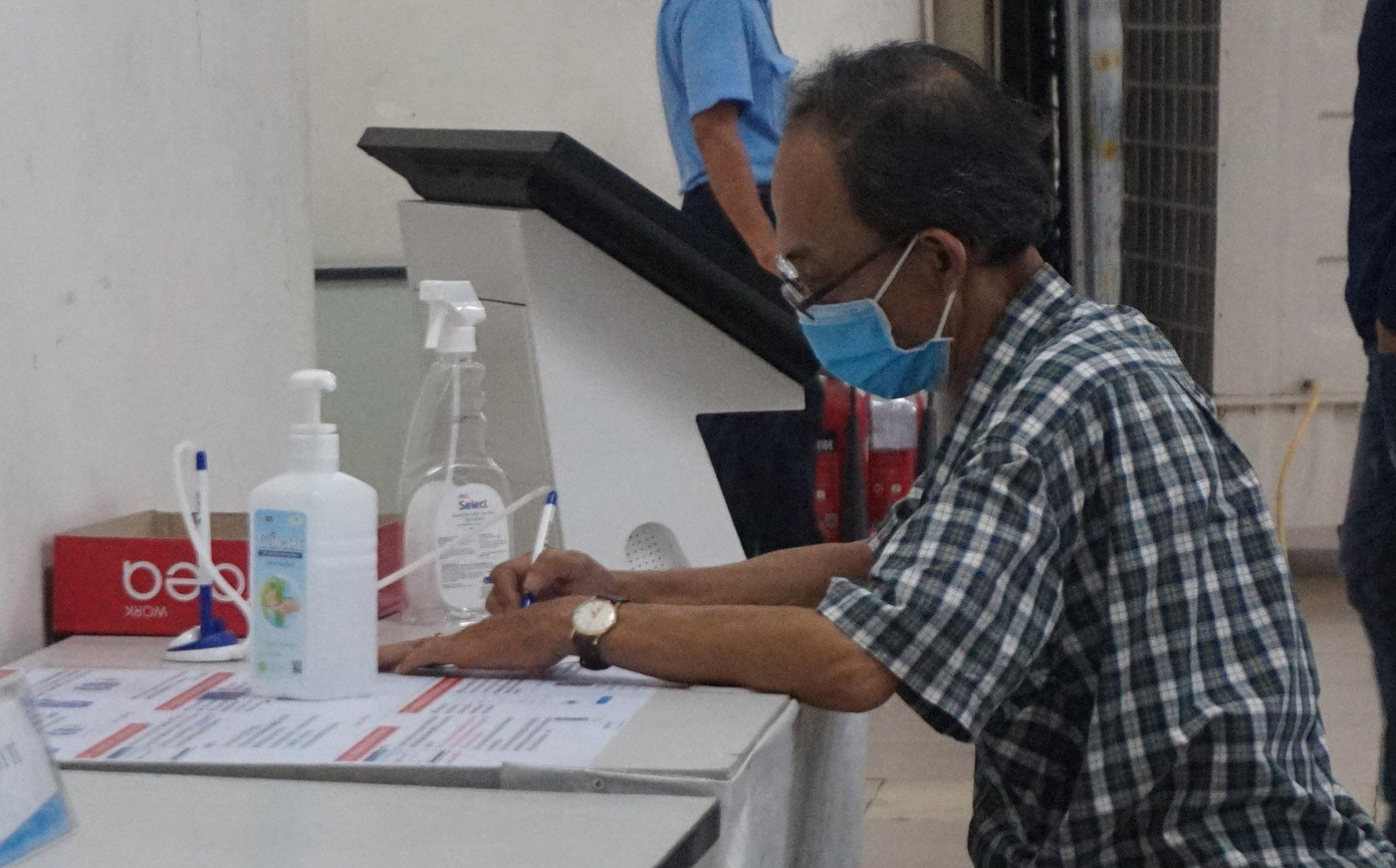 Hành khách khai báo y tế tại bến xe. Hành khách khai báo y tế tại bến xe.