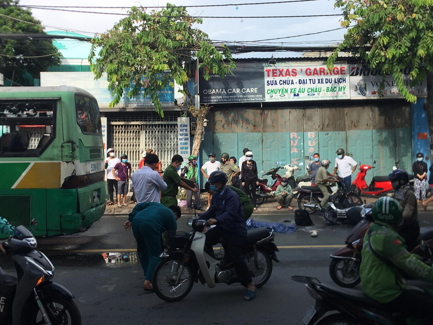 Lực lượng chức năng điều tra vụ việc. Lực lượng chức năng điều tra vụ việc.