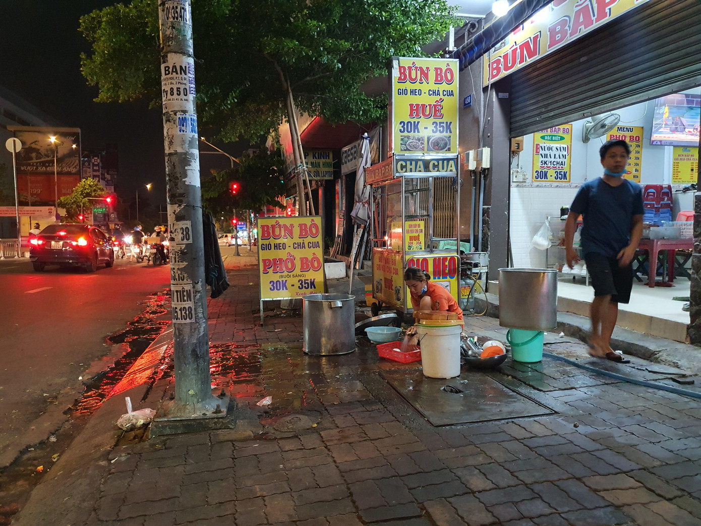 Theo người dân, dù phải dọn dẹp hàng quán sớm và phải ngưng kinh doanh trong hai tuần tới sẽ gây khó khăn trong sinh hoạt nhưng mọi người đều chấp hành.