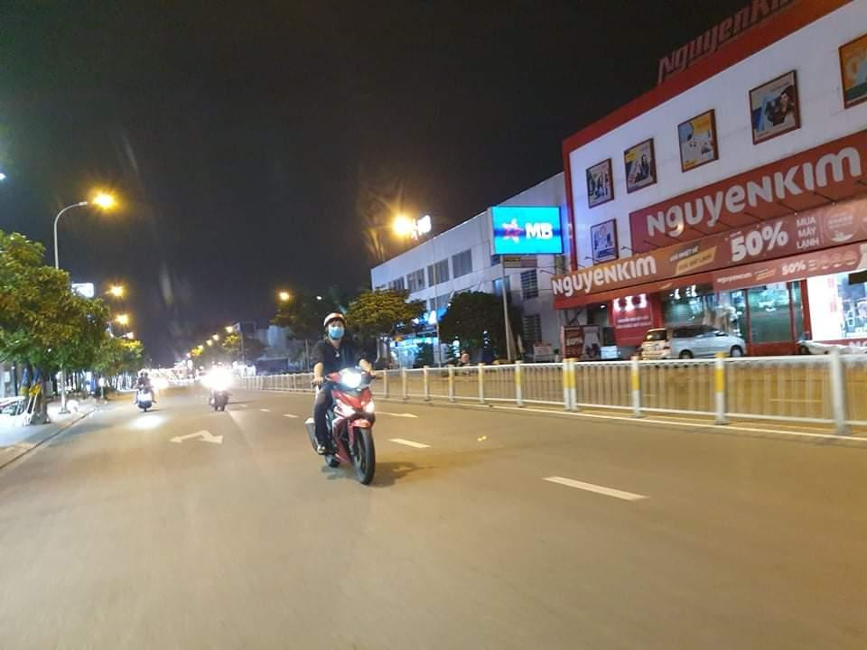 Những ngày qua, dịch bệnh diễn biến phức tạp khiến người dân TPHCM nói chung và quận Gò Vấp nói riêng có tâm lý ngại ra đường, tránh đám đông.