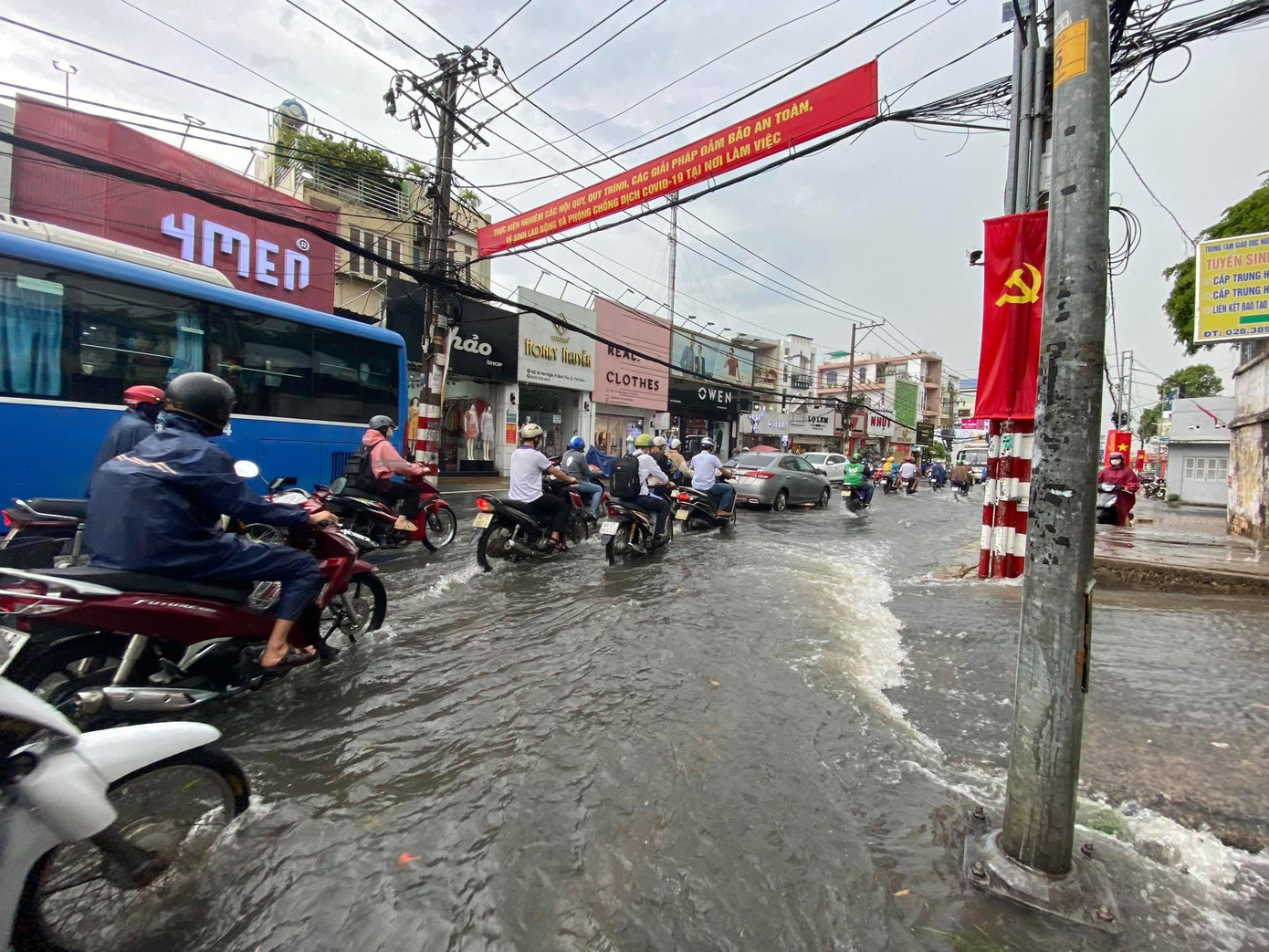Một số tuyến đường có độ dốc cao, nước chảy siết gây nguy hiểm cho người tham gia giao thông.