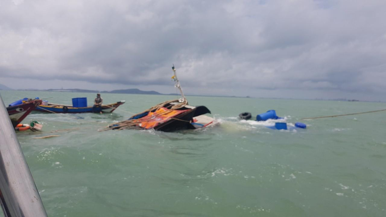 Tàu kéo bị tông gãy đôi.