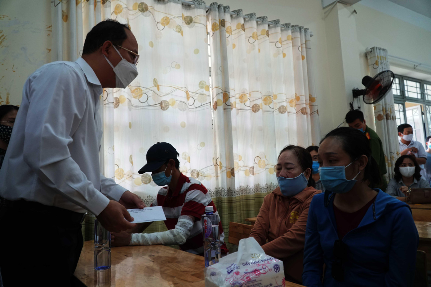 Lãnh đạo TPHCM thăm hỏi người thân các nạn nhân.