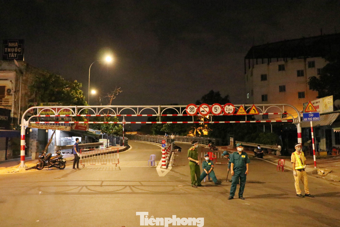 Trong khi đó, tại chốt kiểm soát ở cầu sắt An Phú Đông, lực lượng tại đây không cho bất kỳ phương tiện, người dân nào lưu thông qua dù là người dân ngụ trên địa bàn quận Gò Vấp đi làm về khuya. Một số phụ nữ nhận hàng, công việc về cũng không được cho về nhà phải quay đầu xe chạy đường vòng để tìm đường về nhà lúc hơn 1h sáng. Trong khi đó, tại chốt kiểm soát ở cầu sắt An Phú Đông, lực lượng tại đây không cho bất kỳ phương tiện, người dân nào lưu thông qua dù là người dân ngụ trên địa bàn quận Gò Vấp đi làm về khuya. Một số phụ nữ nhận hàng, công việc về cũng không được cho về nhà phải quay đầu xe chạy đường vòng để tìm đường về nhà lúc hơn 1h sáng.