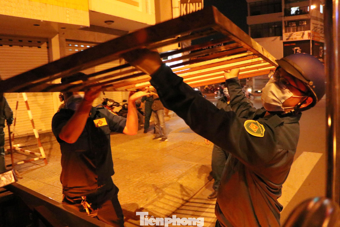 Trước đó, từ khoảng 23h30 ngày 30/5, lực lượng chức năng đã vận chuyển trang thiết bị phục vụ cho việc lập chốt ra các vị trí đã được UBND quận Gò Vấp triển khai lập chốt kiểm soát. Trước đó, từ khoảng 23h30 ngày 30/5, lực lượng chức năng đã vận chuyển trang thiết bị phục vụ cho việc lập chốt ra các vị trí đã được UBND quận Gò Vấp triển khai lập chốt kiểm soát.